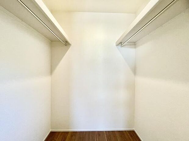 ■■何でも入る■■各居室のクローゼットはスーツ類から丈の長いコート類まで何でも収納できる便利なスペースです。衣装ケースと併用することでセーター類なども収納でき自分だけのスペースにできます。