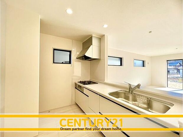 ■■広々キッチン■■大型の冷蔵庫やレンジボードもしっかり置ける広々としたキッチンスペースが大事。ゆとりある空間で作業ができるとお料理の腕も日に日に上がりそうな気がしてきます。