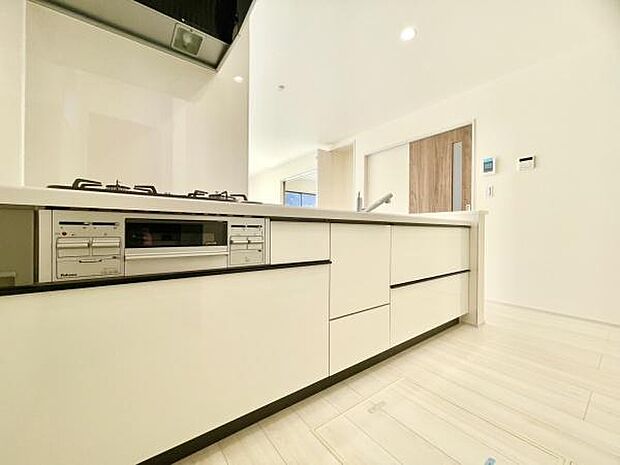 ■■対面キッチン■■キッチンは収納数もさる事ながら、リビングで寛ぐ家族や小さなお子様を見守りながら料理が出来る「対面式の温もり設計」。キッチンから立ち込める香りが今日の料理を期待させます