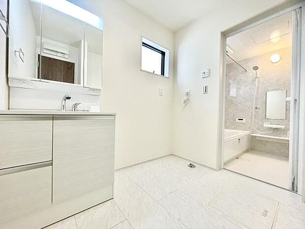 ■■清潔な空間■■毎日使うものだから清潔な空間を保ちたい水回り。洗面にはそんな願いを解消させてくれる収納アイデアが満載です。三面鏡の裏側にはキャビネットが現れ小物から背の高い物まで収納できます。