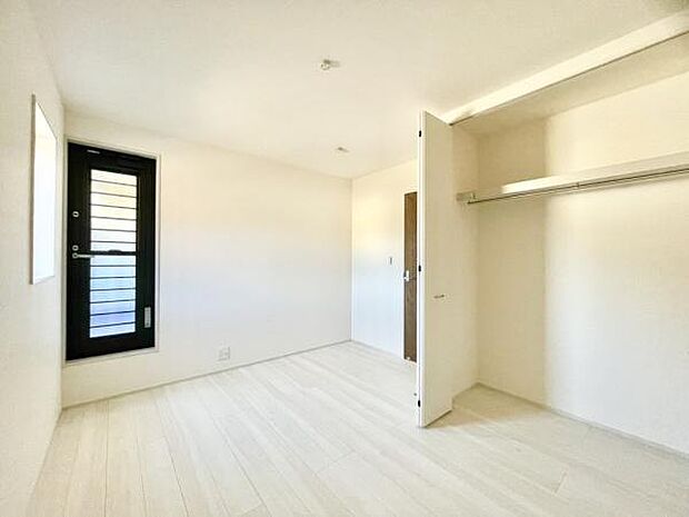 ■■居室■■各居室ごとにデザイン性のある窓を配置しました。壁面にはデスクやベット等の家具を置きやすいように高さや位置にも配慮しました。自分だけのお気に入りの空間を是非ご体感下さい。