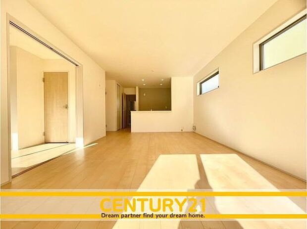 ■■憩いのリビング■■くつろぎを愉しむリビングルームは憩いの場となります。リビングとダイニングの空間機能を活かし、巧みに使い分ける発想が、ライフスタイルに新しいゆとりをもたらします。