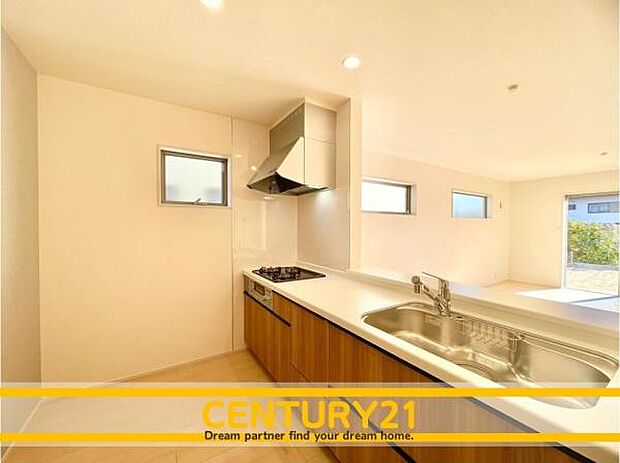 ■■広々キッチン■■大型の冷蔵庫やレンジボードもしっかり置ける広々としたキッチンスペースが大事。ゆとりある空間で作業ができるとお料理の腕も日に日に上がりそうな気がしてきます。