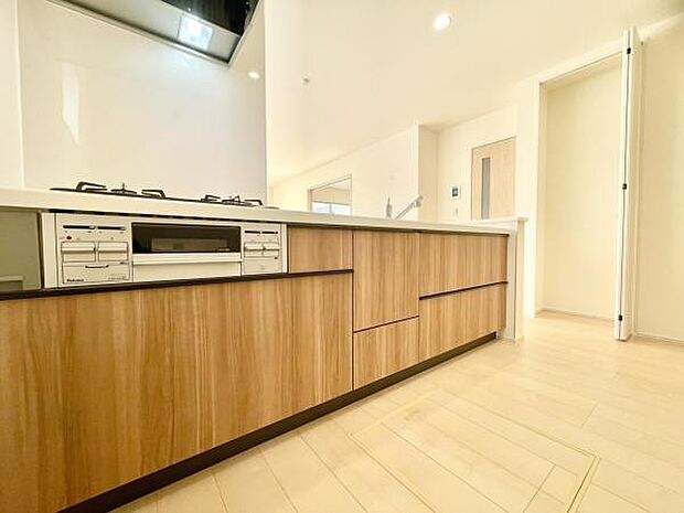 ■■対面キッチン■■キッチンは収納数もさる事ながら、リビングで寛ぐ家族や小さなお子様を見守りながら料理が出来る「対面式の温もり設計」。キッチンから立ち込める香りが今日の料理を期待させます