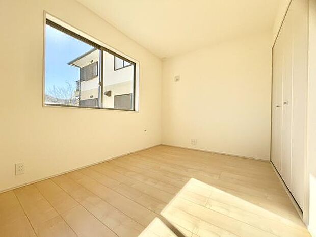 ■■明るい居室■■温もりある自然光を感じていただける居室です。飽きのこないナチュラルカラーの床にホワイトの壁紙は、色褪せることのない心地良さを作ります。