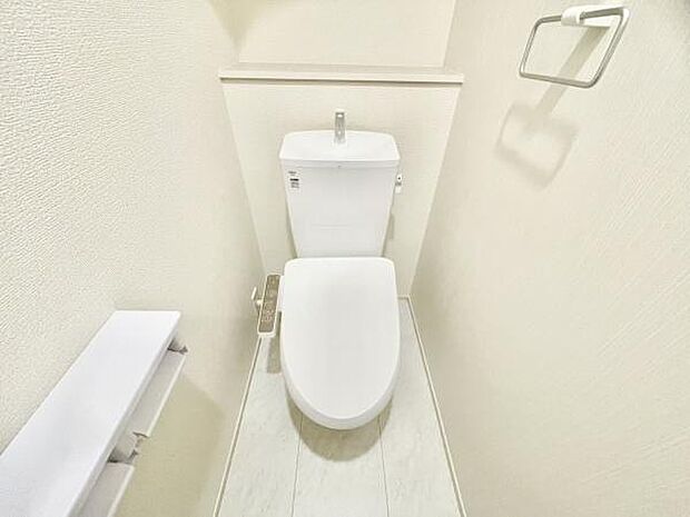 ■■Toilet■■清潔な空間を保ちたいトイレはオフホワイトでまとめました。毎日使う場所だからこそお手入れも楽々にできる機能が搭載されております。汚れが付着しにくい便器はお掃除も楽々です。