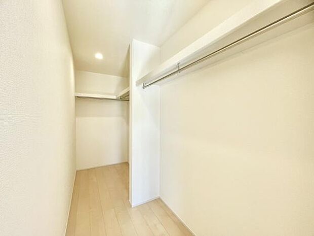 ■■ウォークインクローゼット■■スーツ類から丈の長いコート類まで何でも収納できる便利なスペースです。衣装ケースと併用することでセーター類なども収納でき自分だけのスペースにカスタマイズできます。