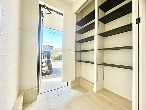 ■■玄関■■人を迎え入れる最初の場所だからこそ、清潔感がある空間にして頂ける様にゆとりあるシューズボックスを設置しました。おでかけの時も帰った時も、「我が家」を最初に感じでもらえる素敵な空間に。