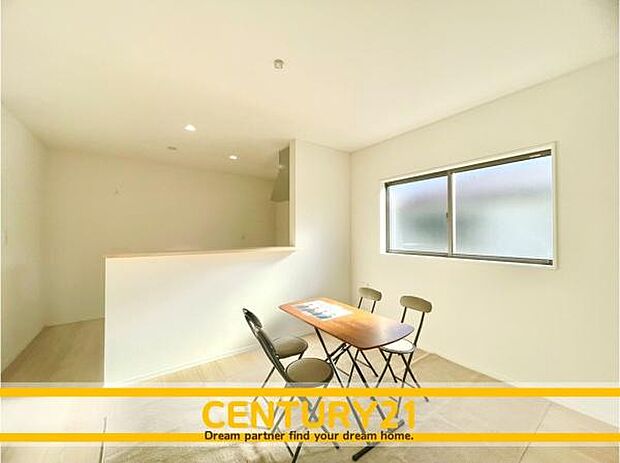 ■■ステキな時間を！■■忙しい朝でも、しっかり家族が揃って食事をして頂けるゆとりある大きさのダイニングスペース。奥様が作る手料理をカウンター越しに受けとって頂き、テーブルで囲む素敵な時間を存分に。