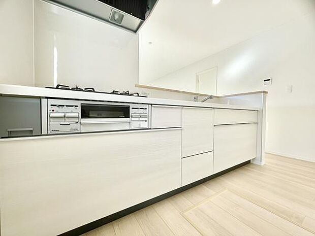 ■■対面キッチン■■キッチンは収納数もさる事ながら、リビングで寛ぐ家族や小さなお子様を見守りながら料理が出来る「対面式の温もり設計」。キッチンから立ち込める香りが今日の料理を期待させます