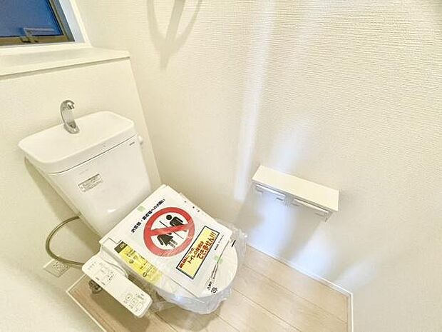■■Toilet■■清潔な空間を保ちたいトイレはオフホワイトでまとめました。毎日使う場所だからこそお手入れも楽々にできる機能が搭載されております。汚れが付着しにくい便器はお掃除も楽々です。