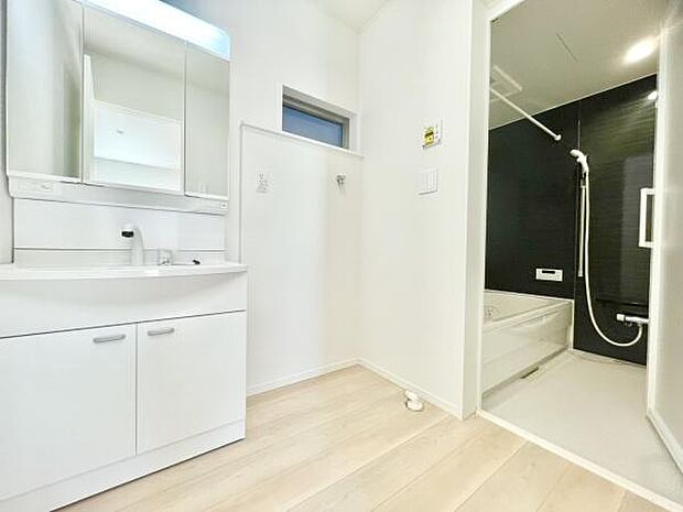 ■■清潔な空間■■毎日使うものだから清潔な空間を保ちたい水回り。洗面にはそんな願いを解消させてくれる収納アイデアが満載です。三面鏡の裏側にはキャビネットが現れ小物から背の高い物まで収納できます。