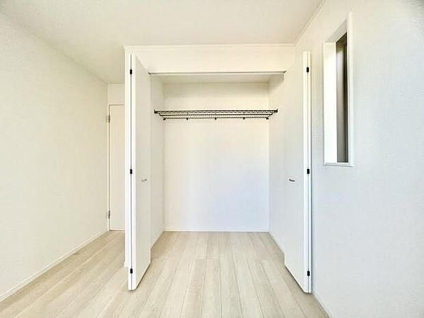 ■■closet■■クローゼットはスーツ類から丈の長いコート類まで何でも収納できる便利なスペースです。衣装ケースと併用することでセーター類なども収納でき自分だけのスペースにカスタマイズできます。