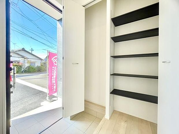 ■■玄関■■人を迎え入れる最初の場所だからこそ、清潔感がある空間にして頂ける様にゆとりあるシューズボックスを設置しました。おでかけの時も帰った時も、「我が家」を最初に感じでもらえる素敵な空間に。