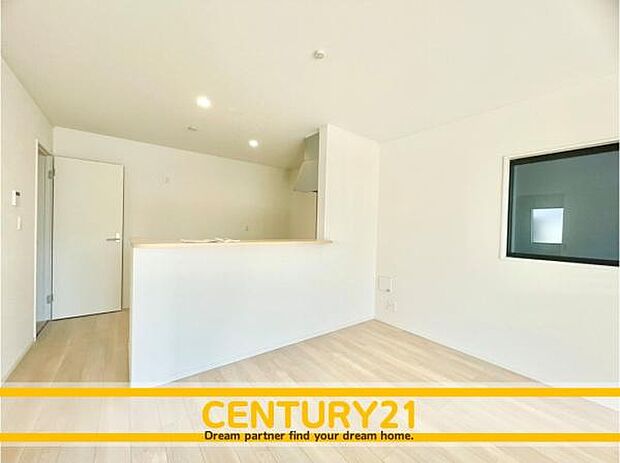 ■■ステキな時間を！■■忙しい朝でも、しっかり家族が揃って食事をして頂けるゆとりある大きさのダイニングスペース。奥様が作る手料理をカウンター越しに受けとって頂き、テーブルで囲む素敵な時間を存分に。