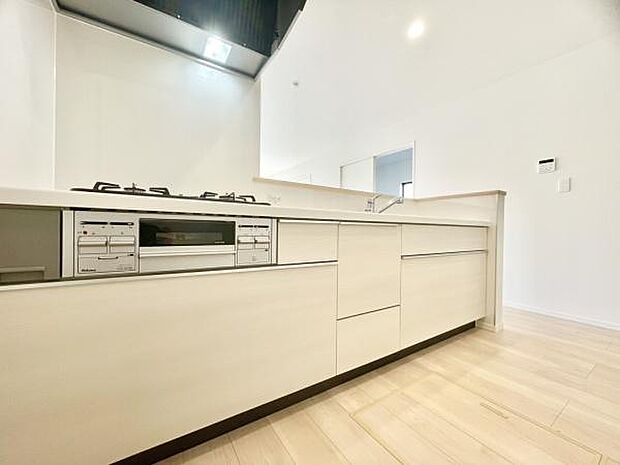 ■■対面キッチン■■キッチンは収納数もさる事ながら、リビングで寛ぐ家族や小さなお子様を見守りながら料理が出来る「対面式の温もり設計」。キッチンから立ち込める香りが今日の料理を期待させます