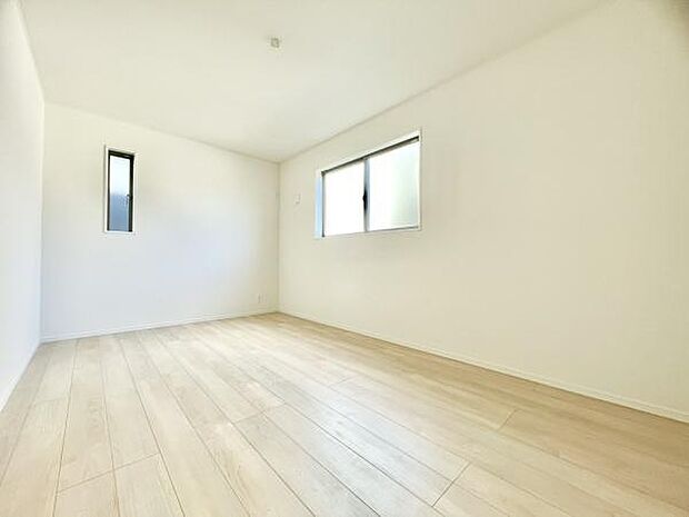 ■■明るい居室■■温もりある自然光を感じていただける居室です。飽きのこないナチュラルカラーの床にホワイトの壁紙は、色褪せることのない心地良さを作ります。