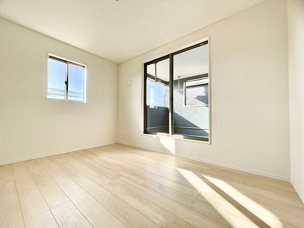 ■■居室■■各居室ごとにデザイン性のある窓を配置しました。壁面にはデスクやベット等の家具を置きやすいように高さや位置にも配慮しました。自分だけのお気に入りの空間を是非ご体感下さい。