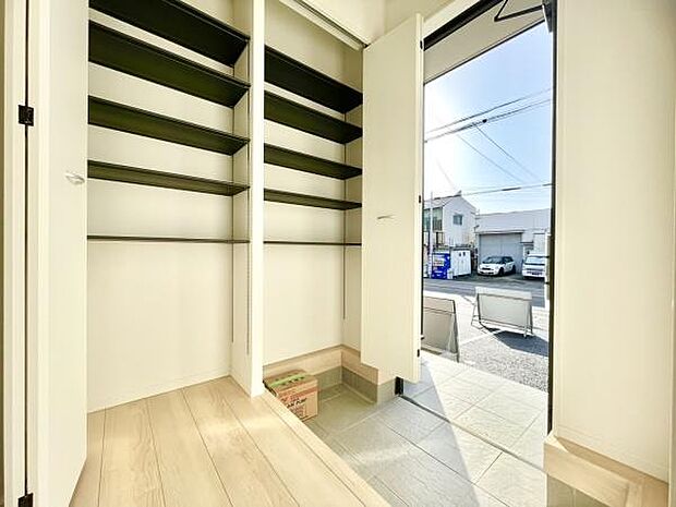 ■■玄関■■人を迎え入れる最初の場所だからこそ、清潔感がある空間にして頂ける様にゆとりあるシューズボックスを設置しました。おでかけの時も帰った時も、「我が家」を最初に感じでもらえる素敵な空間に。