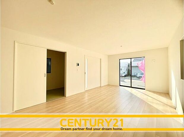 ■■ステキな時間を！■■忙しい朝でも、しっかり家族が揃って食事をして頂けるゆとりある大きさのダイニングスペース。奥様が作る手料理をカウンター越しに受けとって頂き、テーブルで囲む素敵な時間を存分に。