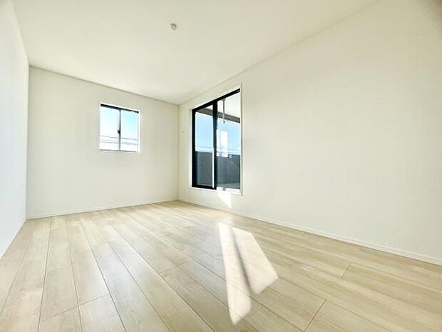 ■■メインベッドルーム■■クローゼット付の広い主寝室。プライベートを保ちながらもバランスよく配置された窓から緩やかな陽が射し込み、広い空間を光が満たしていきます。