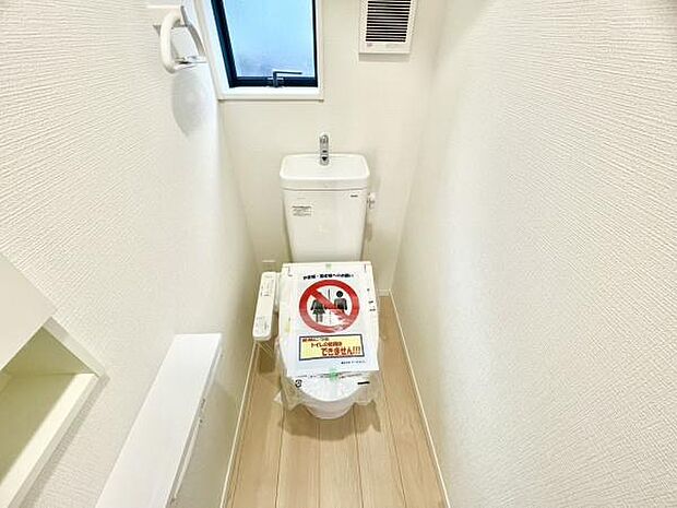 ■■Toilet■■清潔な空間を保ちたいトイレはオフホワイトでまとめました。毎日使う場所だからこそお手入れも楽々にできる機能が搭載されております。汚れが付着しにくい便器はお掃除も楽々です。