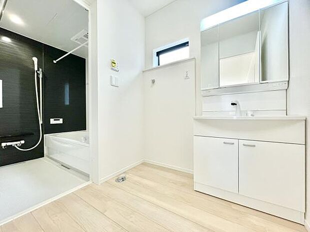 ■■清潔な空間■■毎日使うものだから清潔な空間を保ちたい水回り。洗面にはそんな願いを解消させてくれる収納アイデアが満載です。三面鏡の裏側にはキャビネットが現れ小物から背の高い物まで収納できます。