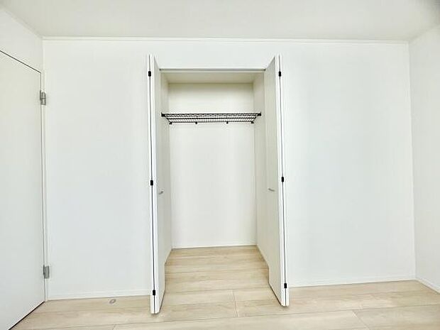 ■■closet■■クローゼットはスーツ類から丈の長いコート類まで何でも収納できる便利なスペースです。衣装ケースと併用することでセーター類なども収納でき自分だけのスペースにカスタマイズできます。