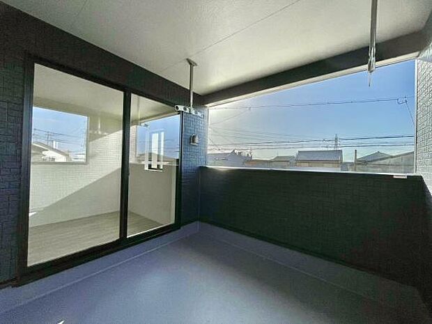 ■■開放感感じるバルコニー■■頬をなでる優しい風を感じることが出来るバルコニー。つい深呼吸をしたくなる気持ちの良い場所はこのお部屋の自慢です。お洗濯物を干すスペースとしても十分な広さがあります。