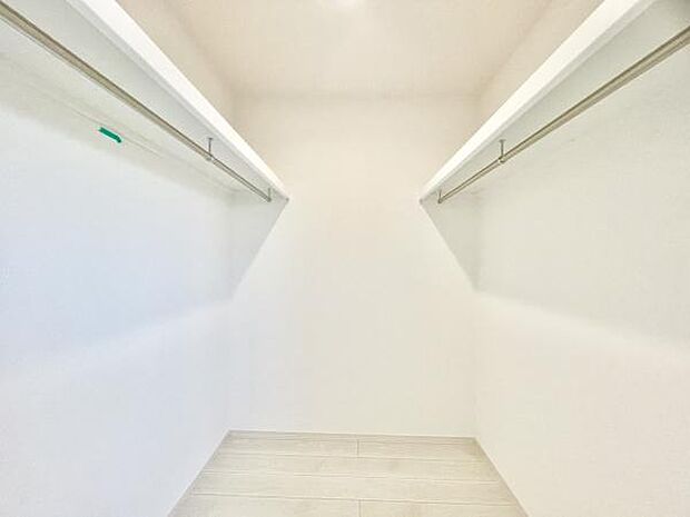 ■■ウォークインクローゼット■■スーツ類から丈の長いコート類まで何でも収納できる便利なスペースです。衣装ケースと併用することでセーター類なども収納でき自分だけのスペースにカスタマイズできます。