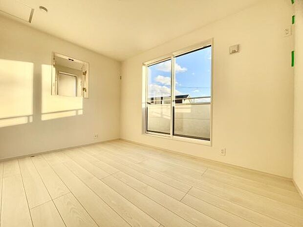 ■■居室■■各居室ごとにデザイン性のある窓を配置しました。壁面にはデスクやベット等の家具を置きやすいように高さや位置にも配慮しました。自分だけのお気に入りの空間を是非ご体感下さい。