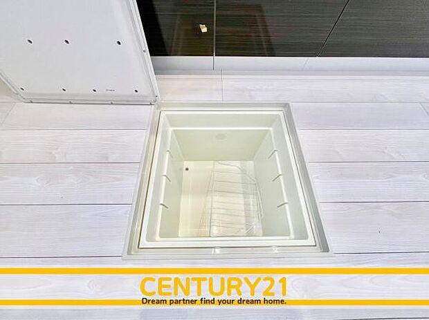 ■■床下収納■■調味料や飲料水などの保管場所、パントリーとして利用するのに便利。2Lのペットボトルもすっぽり入ります。