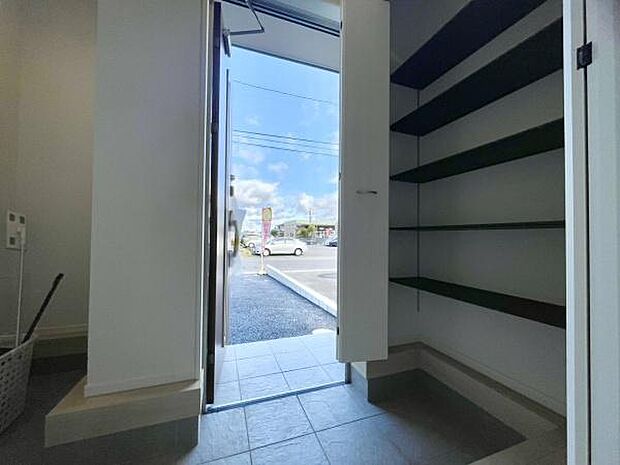 ■■玄関■■人を迎え入れる最初の場所だからこそ、清潔感がある空間にして頂ける様にゆとりあるシューズボックスを設置しました。おでかけの時も帰った時も、「我が家」を最初に感じでもらえる素敵な空間に。