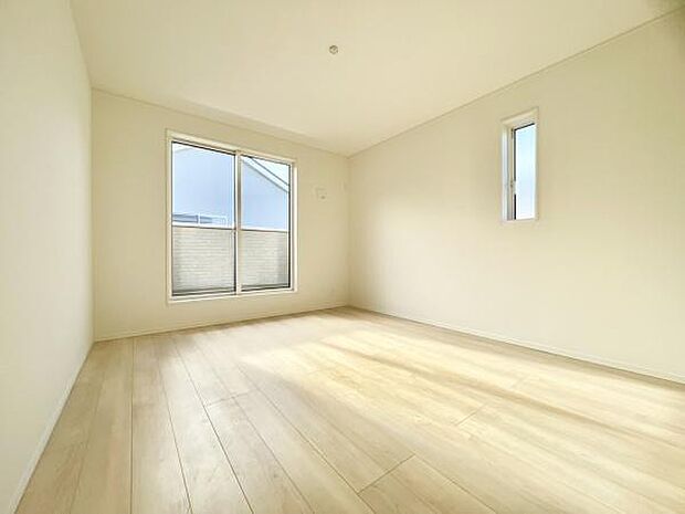 ■■メインベッドルーム■■クローゼット付の広い主寝室。プライベートを保ちながらもバランスよく配置された窓から緩やかな陽が射し込み、広い空間を光が満たしていきます。