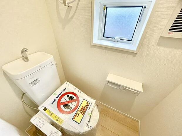 ■■Toilet■■清潔な空間を保ちたいトイレはオフホワイトでまとめました。毎日使う場所だからこそお手入れも楽々にできる機能が搭載されております。汚れが付着しにくい便器はお掃除も楽々です。
