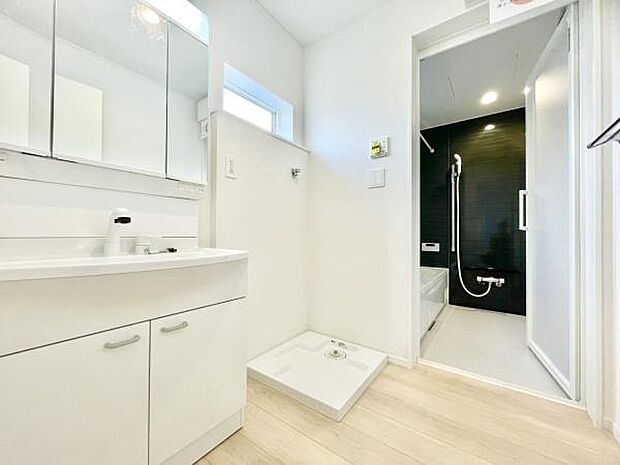 ■■清潔な空間■■毎日使うものだから清潔な空間を保ちたい水回り。洗面にはそんな願いを解消させてくれる収納アイデアが満載です。三面鏡の裏側にはキャビネットが現れ小物から背の高い物まで収納できます。