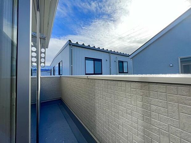 ■■開放感感じるバルコニー■■頬をなでる優しい風を感じることが出来るバルコニー。つい深呼吸をしたくなる気持ちの良い場所はこのお部屋の自慢です。お洗濯物を干すスペースとしても十分な広さがあります。