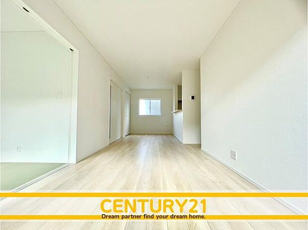 ■■憩いのリビング■■くつろぎを愉しむリビングルームは憩いの場となります。リビングとダイニングの空間機能を活かし、巧みに使い分ける発想が、ライフスタイルに新しいゆとりをもたらします。