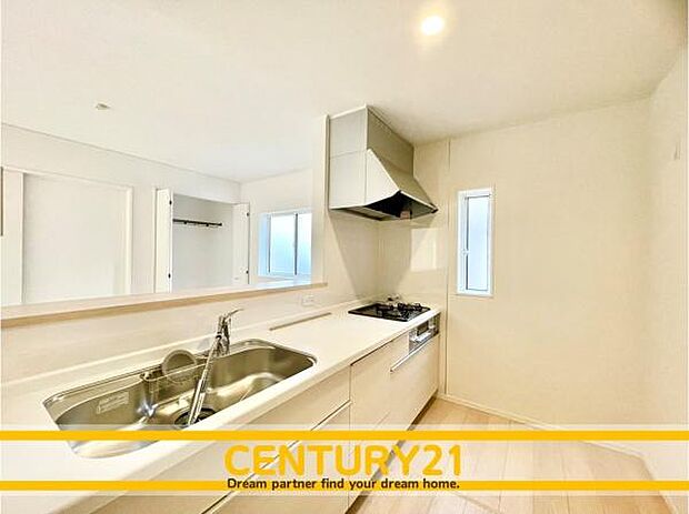 ■■広々キッチン■■大型の冷蔵庫やレンジボードもしっかり置ける広々としたキッチンスペースが大事。ゆとりある空間で作業ができるとお料理の腕も日に日に上がりそうな気がしてきます。