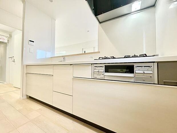 ■■対面キッチン■■キッチンは収納数もさる事ながら、リビングで寛ぐ家族や小さなお子様を見守りながら料理が出来る「対面式の温もり設計」。キッチンから立ち込める香りが今日の料理を期待させます