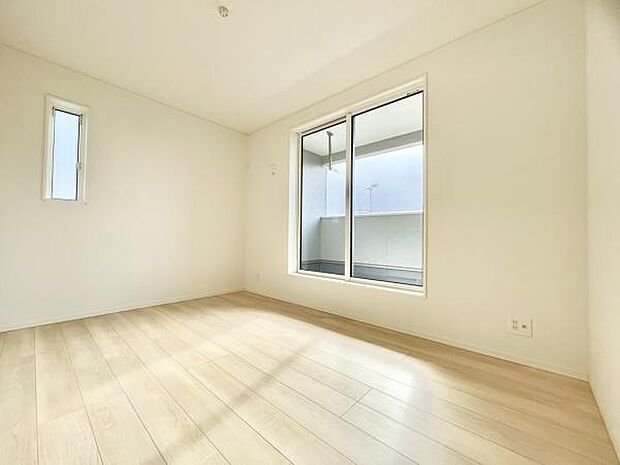 ■■メインベッドルーム■■ウォークinクローゼット付の広い主寝室。プライベートを保ちながらもバランスよく配置された窓から緩やかな陽が射し込み、広い空間を光が満たしていきます。