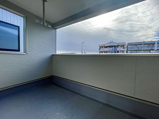 ■■開放感感じるバルコニー■■頬をなでる優しい風を感じることが出来るバルコニー。つい深呼吸をしたくなる気持ちの良い場所はこのお部屋の自慢です。お洗濯物を干すスペースとしても十分な広さがあります。