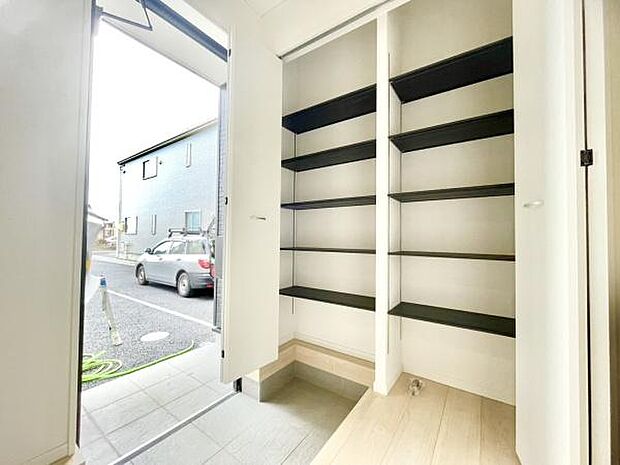 ■■玄関■■人を迎え入れる最初の場所だからこそ、清潔感がある空間にして頂ける様にゆとりあるシューズボックスを設置しました。おでかけの時も帰った時も、「我が家」を最初に感じでもらえる素敵な空間に。