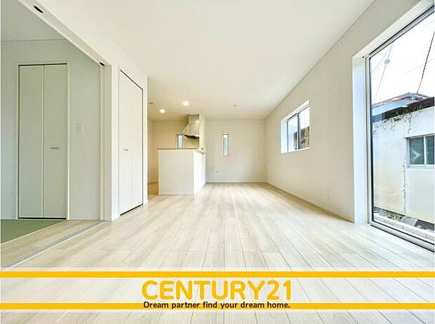 ■■憩いのリビング■■くつろぎを愉しむリビングルームは憩いの場となります。リビングとダイニングの空間機能を活かし、巧みに使い分ける発想が、ライフスタイルに新しいゆとりをもたらします。