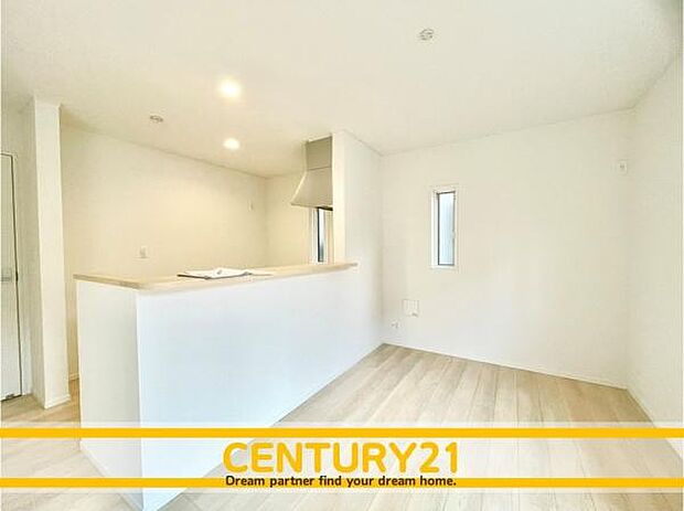 ■■ステキな時間を！■■忙しい朝でも、しっかり家族が揃って食事をして頂けるゆとりある大きさのダイニングスペース。奥様が作る手料理をカウンター越しに受けとって頂き、テーブルで囲む素敵な時間を存分に。