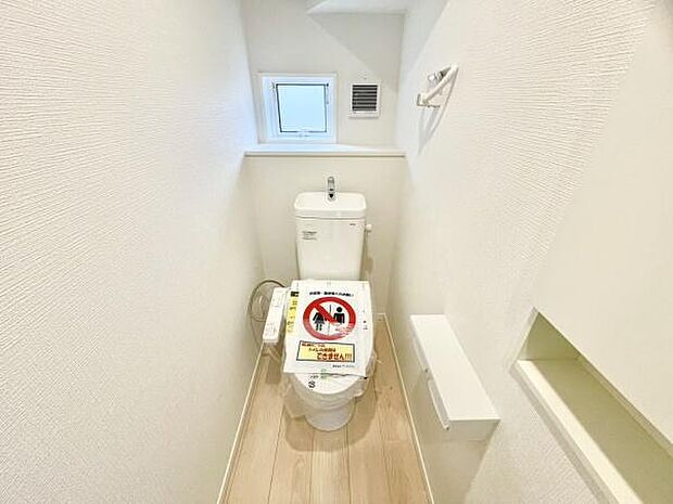 ■■Toilet■■清潔な空間を保ちたいトイレはオフホワイトでまとめました。毎日使う場所だからこそお手入れも楽々にできる機能が搭載されております。汚れが付着しにくい便器はお掃除も楽々です。