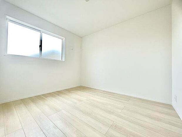 ■■明るい居室■■温もりある自然光を感じていただける居室です。飽きのこないナチュラルカラーの床にホワイトの壁紙は、色褪せることのない心地良さを作ります。