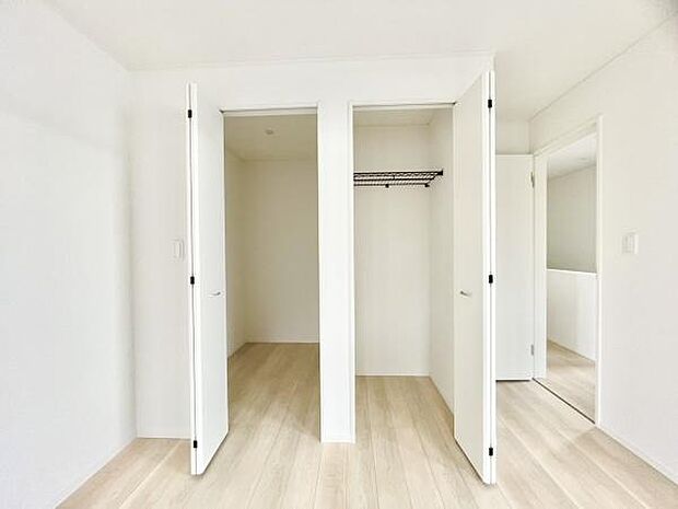 ■■closet■■クローゼットはスーツ類から丈の長いコート類まで何でも収納できる便利なスペースです。衣装ケースと併用することでセーター類なども収納でき自分だけのスペースにカスタマイズできます。