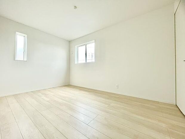 ■■居室■■各居室ごとにデザイン性のある窓を配置しました。壁面にはデスクやベット等の家具を置きやすいように高さや位置にも配慮しました。自分だけのお気に入りの空間を是非ご体感下さい。