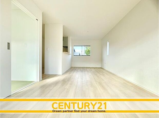 ■■憩いのリビング■■くつろぎを愉しむリビングルームは憩いの場となります。リビングとダイニングの空間機能を活かし、巧みに使い分ける発想が、ライフスタイルに新しいゆとりをもたらします。